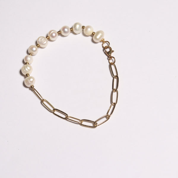 Pearls Bracelet With Gold Platted Chain.